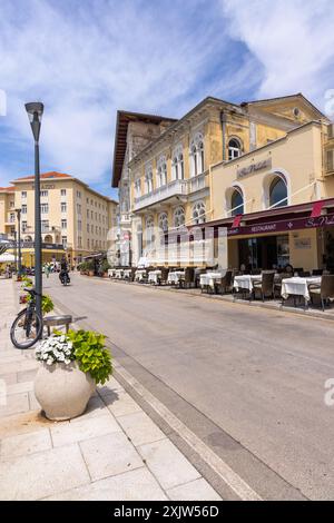 Promenade piétonne du port (Obala Marsala Tita) à Porec, côte d'Istrie, Croatie, Europe Banque D'Images