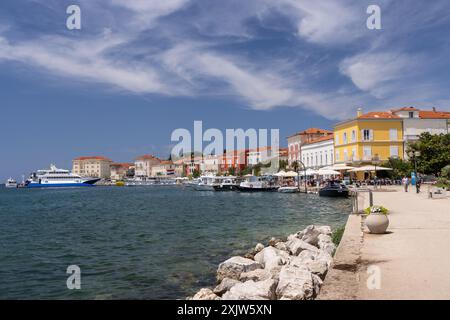 Promenade piétonne du port (Obala Marsala Tita) à Porec, côte d'Istrie, Croatie, Europe Banque D'Images