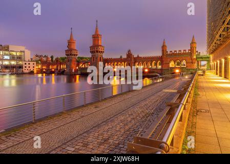 Vue sur le vieux pont historique Oberbaum en pierre sur la rivière Spree à Berlin au coucher du soleil en Allemagne Banque D'Images