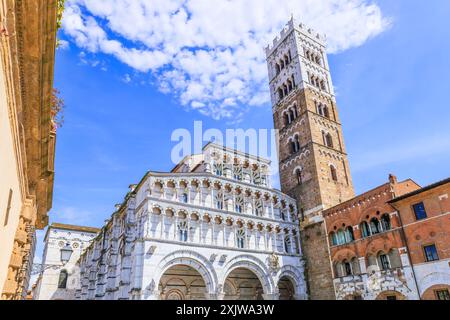 Lucques, Italie. Façade et clocher de la cathédrale de Lucques. Banque D'Images