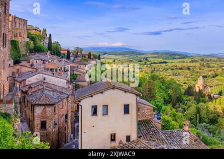 Montepulciano, Toscane, Italie. Vue de la ville de la campagne autour de Montepulciano. Banque D'Images