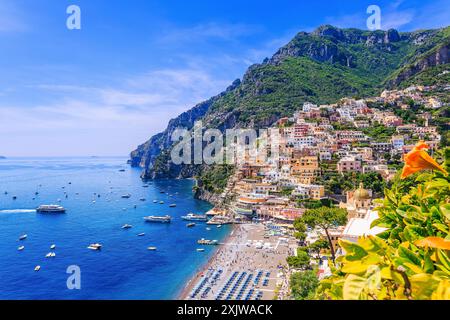 Côte amalfitaine, Italie. Vue sur la ville de Positano et la plage. Banque D'Images