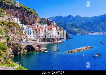 Côte amalfitaine, Italie. Vue sur la ville d'Atrani et la côte amalfitaine. Banque D'Images
