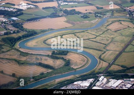 Une vue aérienne de la rivière Arun coude ou méandre juste à l'extérieur de Littlehampton West Sussex Banque D'Images