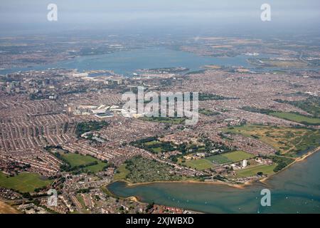 Vue sur Portsmouth Hampshire depuis les airs, y compris la tour Spinnaker et Fratton Park depuis les airs Banque D'Images