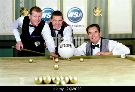 Photo du dossier datée du 13-10-2000 des anciens champions du monde de snooker (G-d) Steve Davis, Stephen Hendry et Ray Reardon. Le six fois champion du monde Ray Reardon est décédé à l'âge de 91 ans, a annoncé World Snooker. Date d'émission : samedi 20 juillet 2024. Banque D'Images