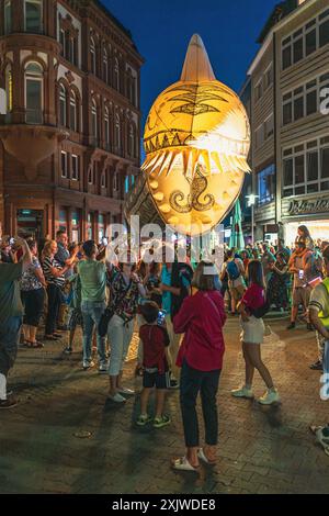 Kaiserslautern, Allemagne. 19 juillet 2024. Spectateurs regardant la parade aquatique du centre-ville. Trois jours de théâtre de rue et de musique interprétés par 200 artistes internationaux avec et sans handicap, dans le centre-ville de Kaiserslautern. Crédit : Gustav Zygmund/Alamy News Banque D'Images