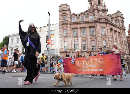 Les gens participent à une marche de protestation TRANS Pride à Brighton. Date de la photo : samedi 20 juillet 2024. Banque D'Images