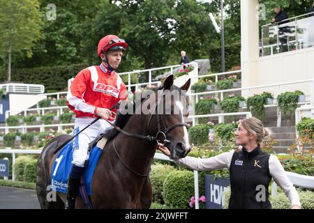 Ascot, Berkshire, Royaume-Uni. 12 juillet. 2024. Horse Berkshire Cameo monté par le jockey David Probert se dirige sur l'hippodrome pour les Close Brothers Nursery handicap Stakes à Ascot Racecourse dans le Berkshire à l'Ascot Summer Mile Property Raceday. Propriétaire Berkshire parts & Panels Ltd No1 Fanclub. Formateur Andrew Balding, Kingsclere, sélectionneur The Terrify Partnership, commanditaire Berkshire parts & Panels Ltd, Solo Refinish solutions Ltd Crédit : Maureen McLean/Alamy Banque D'Images