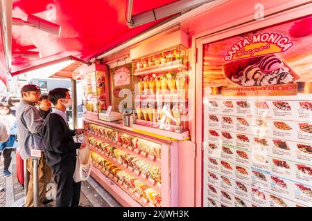 Les clients qui font la queue pour être servis au comptoir à emporter de la succursale Harajuku de Santa-Monica Crepes, une crêpe sucrée luxueuse et populaire. Banque D'Images