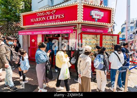 Les clients qui font la queue pour être servis au comptoir à emporter de la succursale Harajuku de Marion Crepes, une crêpe sucrée luxueuse et populaire. Banque D'Images