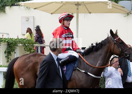 Ascot, Berkshire, Royaume-Uni. 12 juillet. 2024. Le cheval Loughville monté par le jockey Hollie Doyle gagne une place dans le handicap Stakes de Savills British EBF Fillies. Propriétaire Glebe Farm Stud, entraîneur Alan King, Barbury Castle, éleveur Glebe Farm Stud, commanditaire Goodwin Racing Limited. Crédit : Maureen McLean/Alamy Banque D'Images