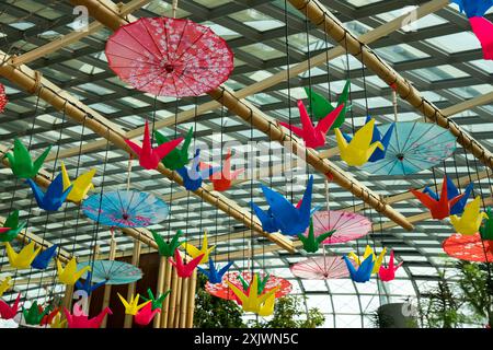 Gros plan d'une grue en plastique et d'un parapluie japonais wagasa Banque D'Images