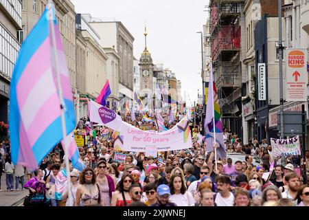 Les gens participent à une marche de protestation TRANS Pride à Brighton. Date de la photo : samedi 20 juillet 2024. Banque D'Images