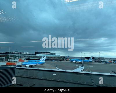 Haarlemmermeer, pays-Bas - 3 juillet 2024 : avions modernes à l'aéroport d'Amsterdam Schiphol Banque D'Images