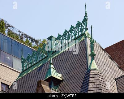 Quartier chinois de New York : Dormer Detail, 87 Lafayette Street, l'ancienne maison de la Engine Company 31 et un monument désigné de New York construit en 1895. Banque D'Images