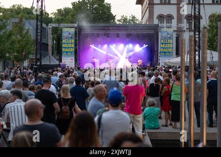 Kaiserslautern, Allemagne. 19 juillet 2024. Concert du groupe Make a Move à Schillerplatz (Square). Trois jours de théâtre de rue et de musique interprétés par 200 artistes internationaux avec et sans handicap, dans le centre-ville de Kaiserslautern. Crédit : Gustav Zygmund/Alamy News Banque D'Images