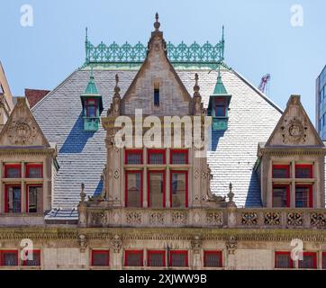 Quartier chinois de New York : Dormer Detail, 87 Lafayette Street, l'ancienne maison de la Engine Company 31 et un monument désigné de New York construit en 1895. Banque D'Images