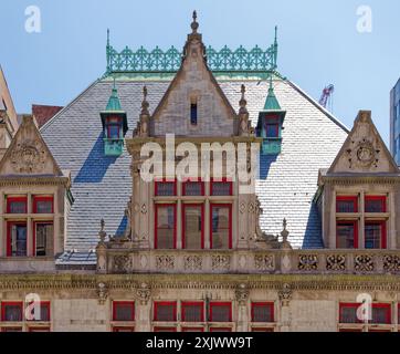 Quartier chinois de New York : Dormer Detail, 87 Lafayette Street, l'ancienne maison de la Engine Company 31 et un monument désigné de New York construit en 1895. Banque D'Images