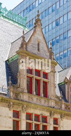 Quartier chinois de New York : Dormer Detail, 87 Lafayette Street, l'ancienne maison de la Engine Company 31 et un monument désigné de New York construit en 1895. Banque D'Images