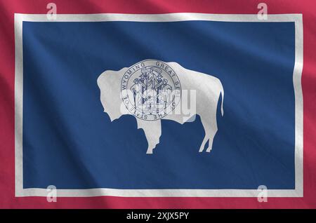 Drapeau de l'État américain du Wyoming représenté sur un tissu ondulé plié de vieux tissus en gros plan Banque D'Images