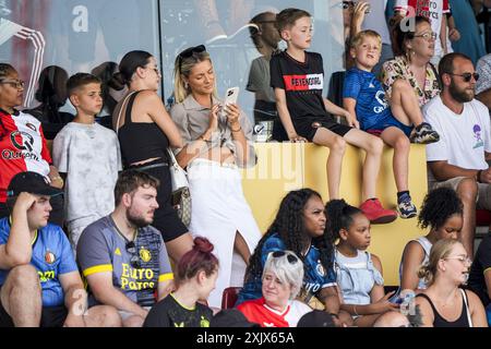 Rotterdam, pays-Bas. 20 juillet 2024. Rotterdam - fans de Feyenoord lors du troisième match amical en préparation de la saison 2024/2025 Eredivisie entre Feyenoord et cercle Brugge K.S.V. à Nieuw Varkenoord le 20 juillet 2024 à Rotterdam, pays-Bas. Crédit : Box to Box Pictures/Alamy Live News Banque D'Images