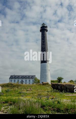 Vue du phare de Sorve sur l'île de Saaremaa. Phare le plus célèbre d'Estonie. Banque D'Images