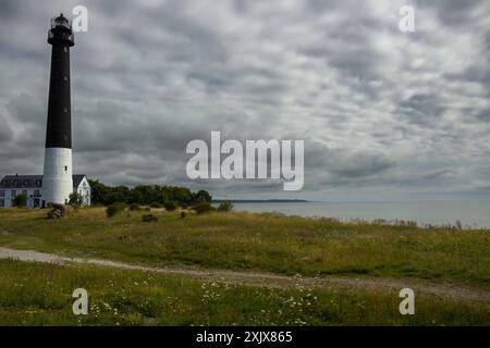 Vue au crépuscule du phare de Sorve sur l'île de Saaremaa. Phare le plus célèbre d'Estonie. Banque D'Images