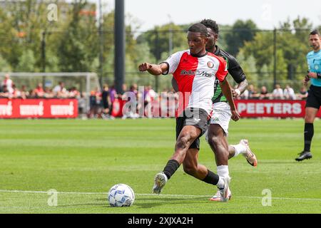 Rotterdam, pays-Bas. 20 juillet 2024. ROTTERDAM, PAYS-BAS - 20 JUILLET : Givairo Read de Feyenoord tire le ballon lors du match amical de pré-saison entre Feyenoord et cercle Bruges à Varkenoord le 20 juillet 2024 à Rotterdam, pays-Bas. (Photo de Hans van der Valk/Orange Pictures) crédit : Orange pics BV/Alamy Live News Banque D'Images