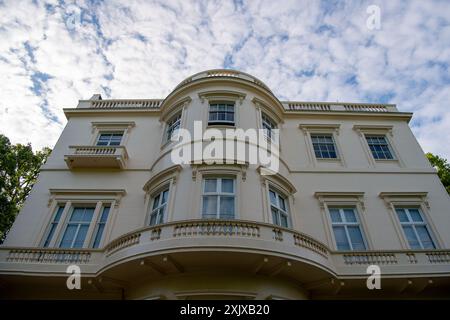 Londres, Royaume-Uni. 18 juillet 2024. Le bâtiment de l'Institut pour le gouvernement au 2, Carlton Gardens à côté du Mall dans le centre de Londres, SW1. Crédit : Maureen McLean/Alamy Banque D'Images