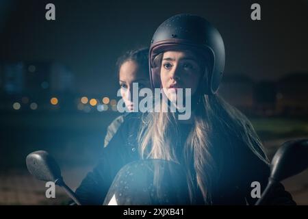 CARMEN SANCHEZ ET NAILA ALANA PORRAS ESPINOZA (LA HIJA DEL JEQUE) DANS CIEL HAUT (2023) -TITRE ORIGINAL : HASTA EL CIELO : LA SERIE-. Crédit : Vaca films / OLMEDO, JAIME / album Banque D'Images