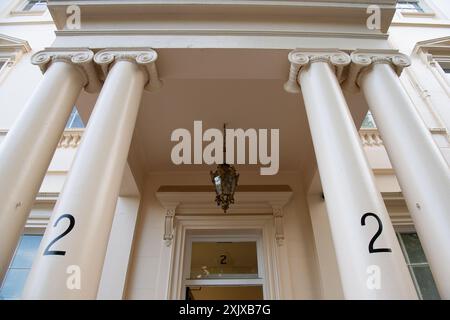 Londres, Royaume-Uni. 18 juillet 2024. Le bâtiment de l'Institut pour le gouvernement au 2, Carlton Gardens à côté du Mall dans le centre de Londres, SW1. Crédit : Maureen McLean/Alamy Banque D'Images