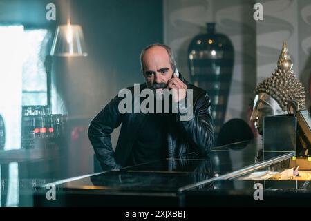 LUIS TOSAR IN SKY HIGH (2023) -TITRE ORIGINAL : HASTA EL CIELO : LA SERIE-. Crédit : Vaca films / OLMEDO, JAIME / album Banque D'Images