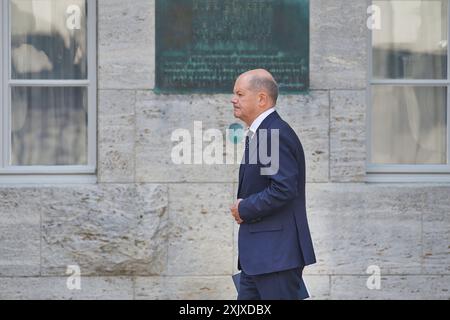 An das gescheiterte Attentat auf Adolf Hitler AM 20. Juillet 1944 ist am Samstag 20.07.2024 mit einer Gedenkveranstaltung im Berliner Bendlerblock erinnert worden. Bundeskanzler Olaf Scholz SPD, Foto vor der Gedenktafel rief in seiner Rede zum 80. Jahrestag des Umsturzversuchs die Verantwortung jedes Einzelnen ueür die Verteidigung von Demokratie und Rechtsstaatlichkeit ins Gedaechtnis. Spitzenvertreter des Staates wie Bundespraesident Frank-Walter Steinmeier, Bundestagspraesidentin Baerbel Bärbel Bas und Bundesratspraesidentin Manuela Schwesig beide SPD legten Kraenze an der Stelle nieder, an de Banque D'Images