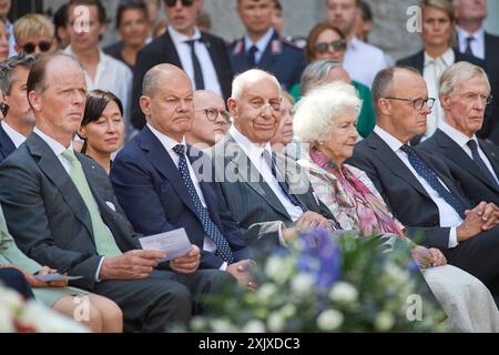 An das gescheiterte Attentat auf Adolf Hitler AM 20. Juillet 1944 ist am Samstag 20.07.2024 mit einer Gedenkveranstaltung im Berliner Bendlerblock erinnert worden. Bundeskanzler Olaf Scholz SPD rief in seiner Rede zum 80. Jahrestag des Umsturzversuchs die Verantwortung jedes Einzelnen ueür die Verteidigung von Demokratie und Rechtsstaatlichkeit ins Gedaechtnis. Spitzenvertreter des Staates wie Bundespraesident Frank-Walter Steinmeier, Bundestagspraesidentin Baerbel Bärbel Bas und Bundesratspraesidentin Manuela Schwesig beide SPD legten Kraenze an der Stelle nieder, an der Claus Schenk Graf von St. Banque D'Images