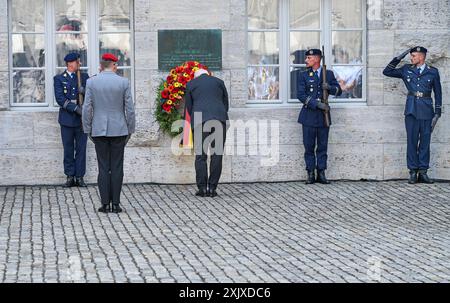 An das gescheiterte Attentat auf Adolf Hitler AM 20. Juillet 1944 ist am Samstag 20.07.2024 mit einer Gedenkveranstaltung im Berliner Bendlerblock erinnert worden. Bundeskanzler Olaf Scholz SPD rief in seiner Rede zum 80. Jahrestag des Umsturzversuchs die Verantwortung jedes Einzelnen ueür die Verteidigung von Demokratie und Rechtsstaatlichkeit ins Gedaechtnis. Spitzenvertreter des Staates wie Bundespraesident Frank-Walter Steinmeier M., vor der Gedenktafel, Bundestagspraesidentin Baerbel Bärbel Bas und Bundesratspraesidentin Manuela Schwesig beide SPD legten Kraenze an der Stelle nieder, an der Banque D'Images