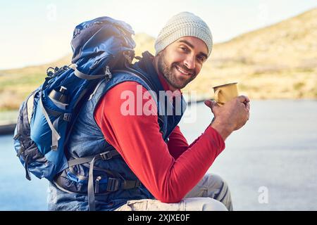 Randonnée, lac et portrait de l'homme avec café le matin pour l'aventure, trekking et camping en voyage. Voyage, fitness et personne heureuse à l'extérieur pour Banque D'Images