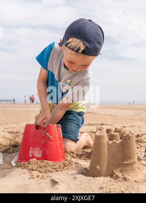 Jack Harris aime le temps chaud sur Bridlington Beach. Date de la photo : samedi 20 juillet 2024. Banque D'Images