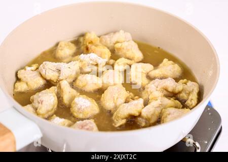 Friture de poulet Karaage Popcorn, poulet épais enrobé de farine. Processus de cuisson dans la cuisine Banque D'Images