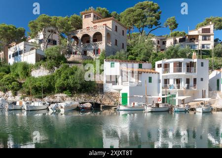 Caló d'en Busquets avec les anciens logements de pêcheurs et bateaux à Cala Figuera - Majorque Banque D'Images