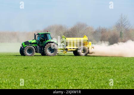 Tracteur avec épandeur d'engrais à chaux dans le pré Banque D'Images