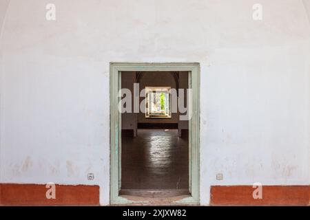 Vue d'une pièce à l'intérieur du pavillon Menara, éclairée par une fenêtre Banque D'Images