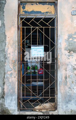 Un panneau annonçant qu'il y a du café à vendre. L'objet est sur une porte d'entrée d'une maison. Santa Clara, Villa Clara, Cuba, 2024 Banque D'Images