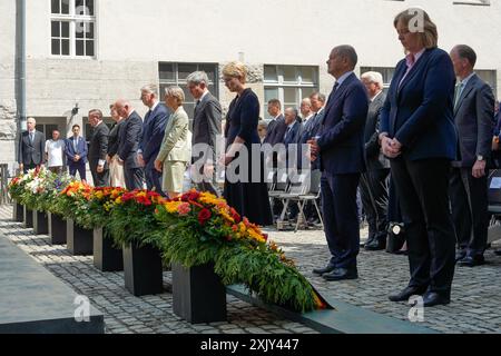 Feierstunde 20. Juillet 2024, Kranzniederlegungen Feierstunde AM 20. Juillet 2024 - 80. Jahrestag des Attentats- und Umsturzversuchs gegen Hitler im Ehrenhof des Bendlerblocks à Berlin. Der Bundespräsident Frank-Walter Steinmeier Die Präsidentin des Bärbel Bas Deutschen Bundestages Der Bundeskanzler Olaf Scholz Die Präsidentin des Manuela Schwesig Bundesrates Der Präsident des Prof. Stephan Harbarth, Bundesverfassungsgerichts Stiftung 20. Juillet 1944 Valerie Riedesel Freifrau zu Eisenbach, Vorsitzende des Kuratoriums Prof. Dr Robert von SteinauSteinrück, Vorsitzender des Vorstands Der Regierende Banque D'Images