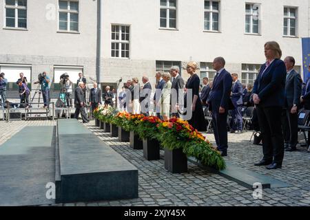 Feierstunde 20. Juillet 2024, Kranzniederlegungen Feierstunde AM 20. Juillet 2024 - 80. Jahrestag des Attentats- und Umsturzversuchs gegen Hitler im Ehrenhof des Bendlerblocks à Berlin. Der Bundespräsident Frank-Walter Steinmeier Die Präsidentin des Bärbel Bas Deutschen Bundestages Der Bundeskanzler Olaf Scholz Die Präsidentin des Manuela Schwesig Bundesrates Der Präsident des Prof. Stephan Harbarth, Bundesverfassungsgerichts Stiftung 20. Juillet 1944 Valerie Riedesel Freifrau zu Eisenbach, Vorsitzende des Kuratoriums Prof. Dr Robert von SteinauSteinrück, Vorsitzender des Vorstands Der Regierende Banque D'Images