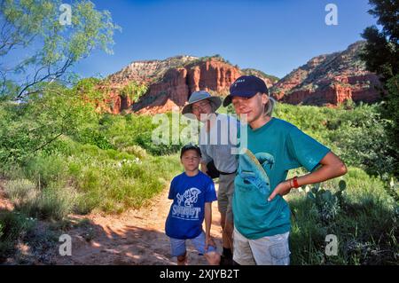 Père et enfants sur Upper Canyon Trail, South Prong River Canyon, Caprock Canyons State Park, Texas, États-Unis Banque D'Images