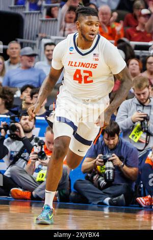 23 mars 2024 - Omaha, ne. États-Unis - Illinois combattant l'attaquant Illini Dain Dainja (42) en 1ère mi-temps d'action lors d'un championnat de basket-ball de la Division 1 Menâ€ ™ 2024 de la NCAA, deuxième tour, match de basket-ball entre Duquesne Dukes et Illinois Fighting Illini au CHI Health Center à Omaha, ne..Illinois a gagné 89-63.Michael Spomer/Cal Sport Media Banque D'Images