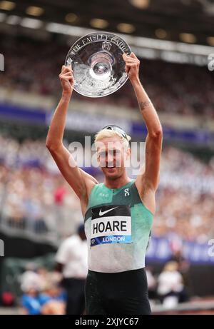 Oliver Hoare avec le trophée après avoir remporté la finale masculine One Mile Run lors du London Athletics Meet au London Stadium. Date de la photo : samedi 20 juillet 2024. Banque D'Images