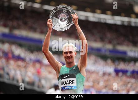 Oliver Hoare avec le trophée après avoir remporté la finale masculine One Mile Run lors du London Athletics Meet au London Stadium. Date de la photo : samedi 20 juillet 2024. Banque D'Images