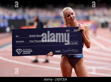 Keely Hodgkinson, de Grande-Bretagne, célèbre après avoir remporté la finale du 800 m féminin avec un record britannique lors de la rencontre d'athlétisme de Londres au stade de Londres. Date de la photo : samedi 20 juillet 2024. Banque D'Images